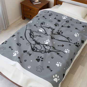 Cozy Velveteen Plush Blanket with Paw Print Design - Perfect for Pet Lovers